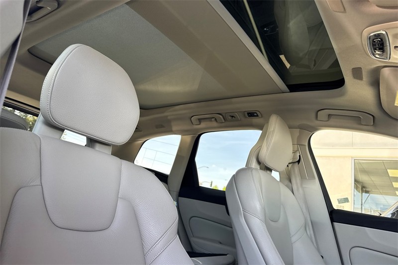 Volvo XC60 Hybrid Vehicle Full-screen Gallery Image 17