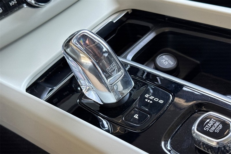 Volvo XC60 Hybrid Vehicle Full-screen Gallery Image 21