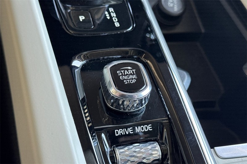 Volvo XC60 Hybrid Vehicle Full-screen Gallery Image 22