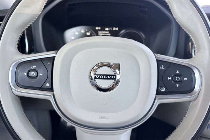 Volvo XC60 Hybrid Vehicle Full-screen Gallery Image 23
