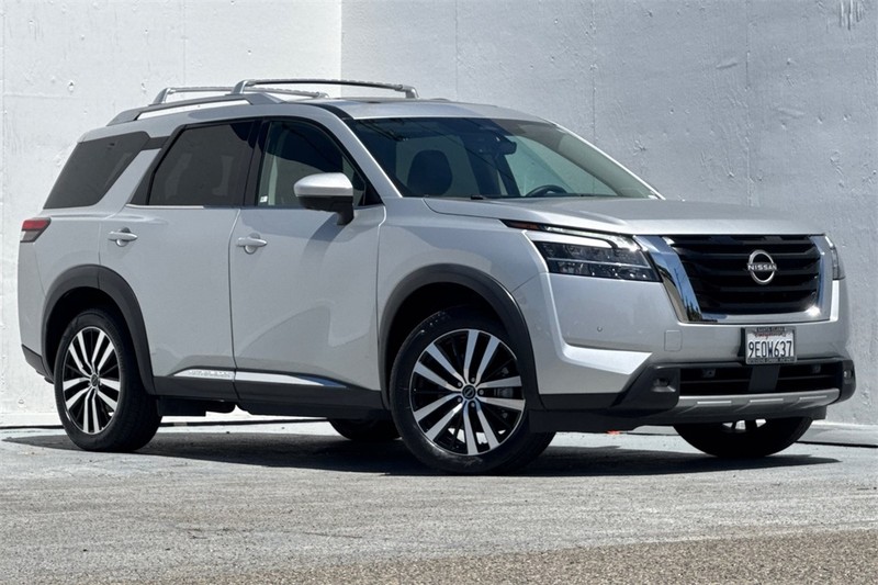 Nissan Pathfinder Vehicle Full-screen Gallery Image 02