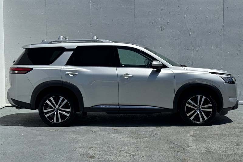 Nissan Pathfinder Vehicle Full-screen Gallery Image 03
