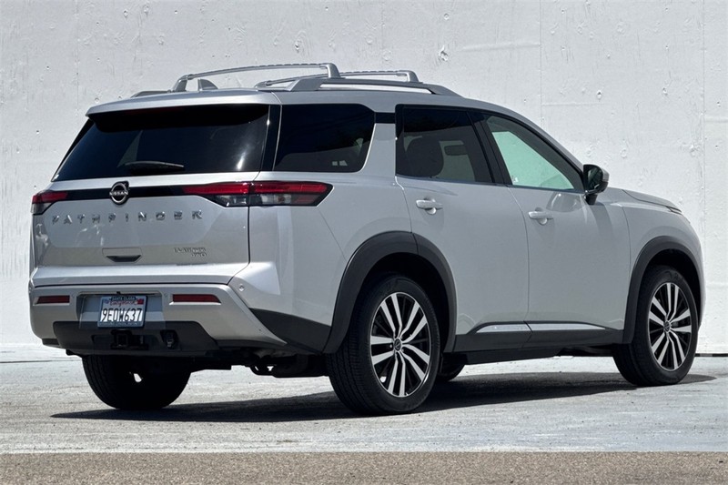 Nissan Pathfinder Vehicle Full-screen Gallery Image 04