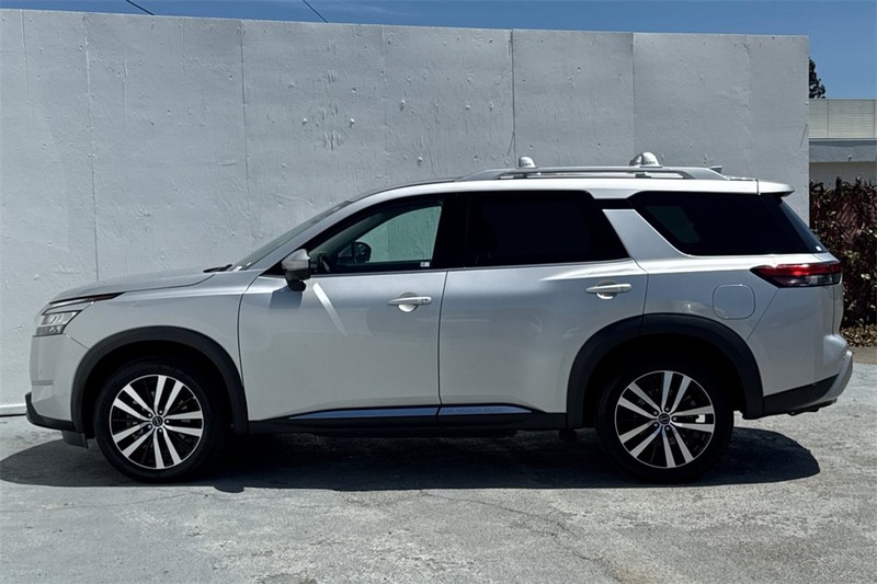 Nissan Pathfinder Vehicle Full-screen Gallery Image 07