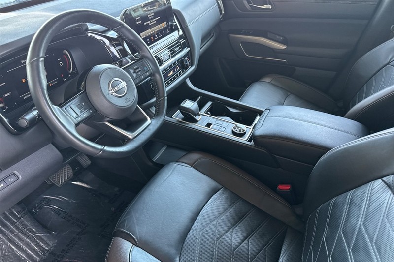 Nissan Pathfinder Vehicle Full-screen Gallery Image 10