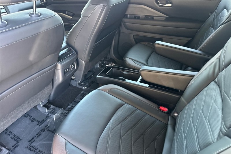 Nissan Pathfinder Vehicle Full-screen Gallery Image 12