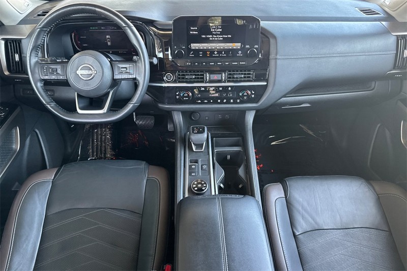Nissan Pathfinder Vehicle Full-screen Gallery Image 13