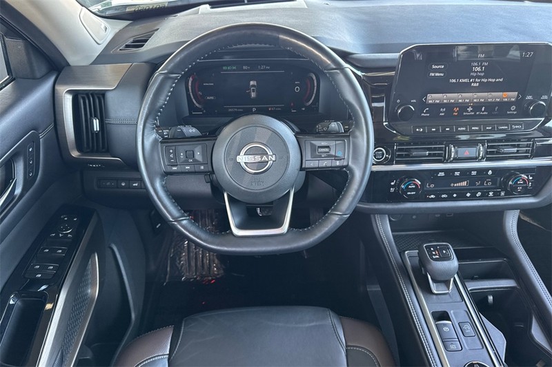 Nissan Pathfinder Vehicle Full-screen Gallery Image 14