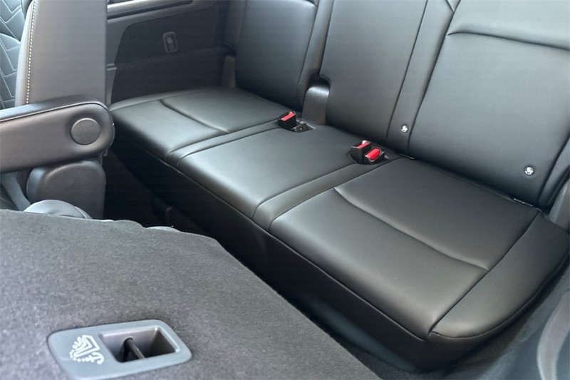 Nissan Pathfinder Vehicle Full-screen Gallery Image 15