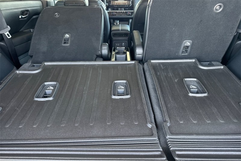 Nissan Pathfinder Vehicle Full-screen Gallery Image 16