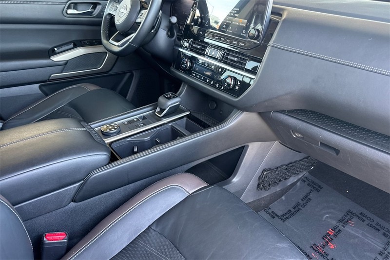 Nissan Pathfinder Vehicle Full-screen Gallery Image 17