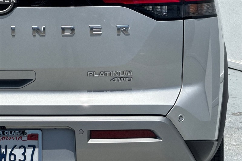 Nissan Pathfinder Vehicle Full-screen Gallery Image 29
