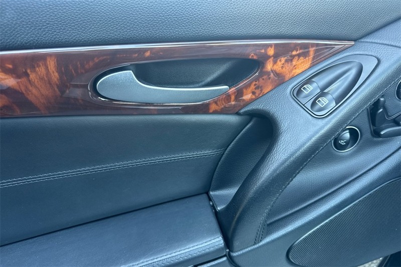 Mercedes-Benz SL-Class Vehicle Full-screen Gallery Image 12
