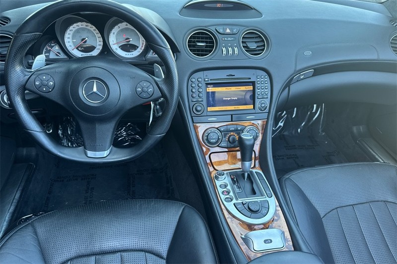 Mercedes-Benz SL-Class Vehicle Full-screen Gallery Image 14
