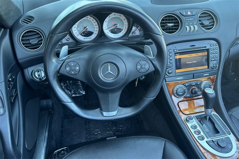 Mercedes-Benz SL-Class Vehicle Full-screen Gallery Image 15