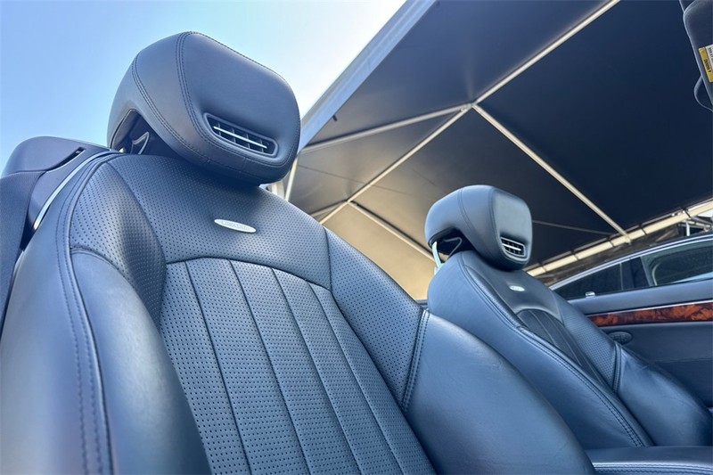 Mercedes-Benz SL-Class Vehicle Full-screen Gallery Image 17