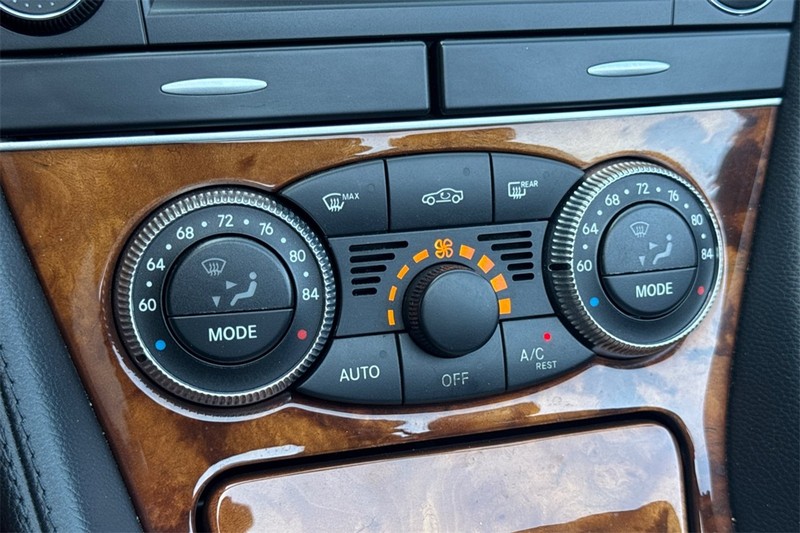 Mercedes-Benz SL-Class Vehicle Full-screen Gallery Image 20