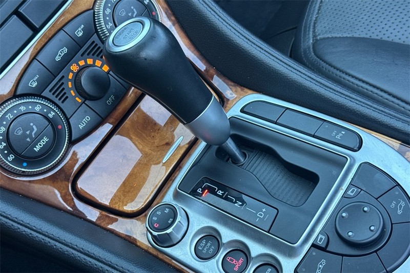 Mercedes-Benz SL-Class Vehicle Full-screen Gallery Image 21
