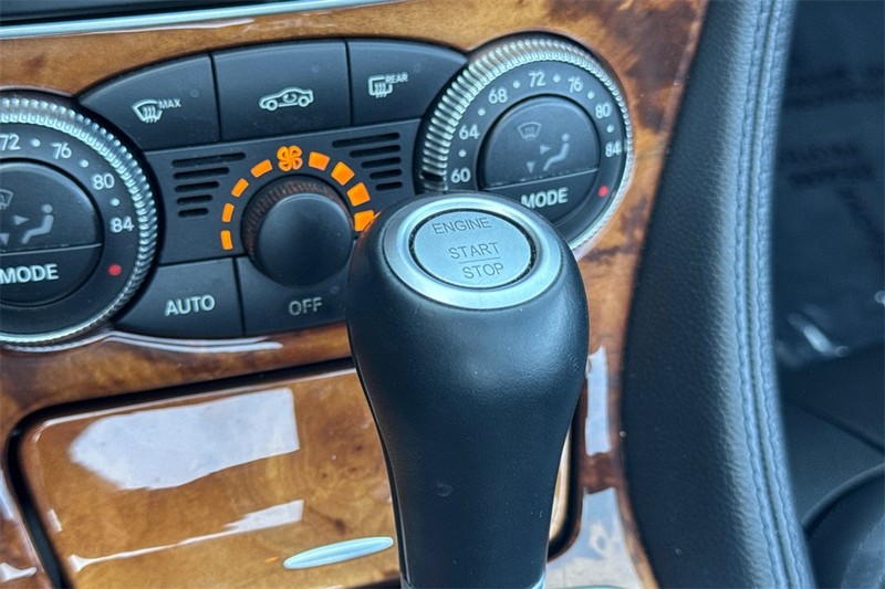 Mercedes-Benz SL-Class Vehicle Full-screen Gallery Image 22