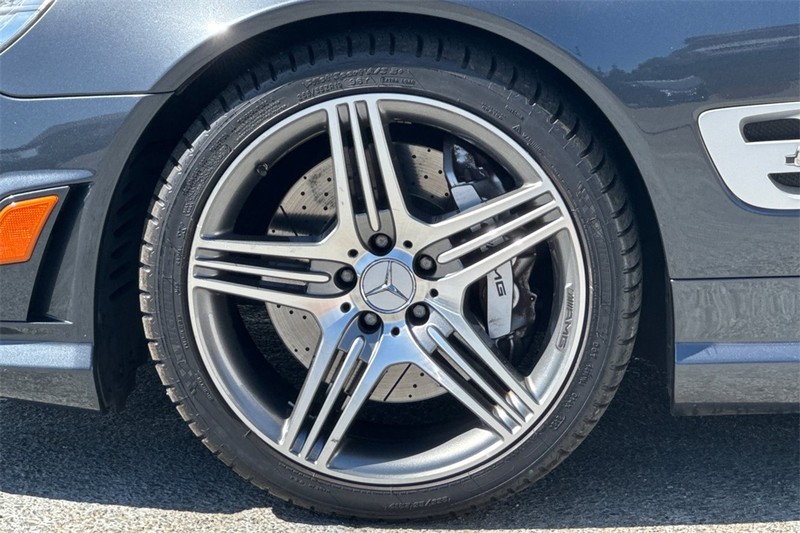 Mercedes-Benz SL-Class Vehicle Full-screen Gallery Image 26