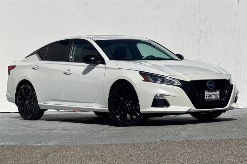 Nissan Altima Vehicle Full-screen Gallery Image 02