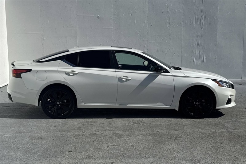Nissan Altima Vehicle Full-screen Gallery Image 03