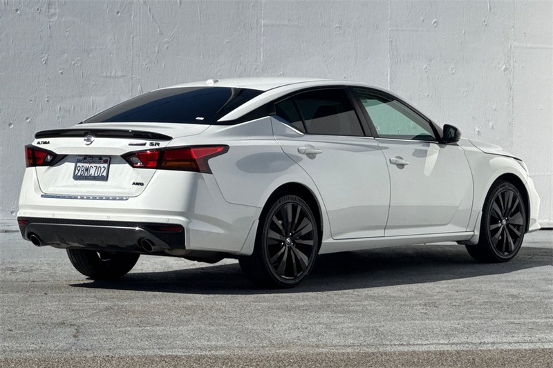 Nissan Altima Vehicle Full-screen Gallery Image 04