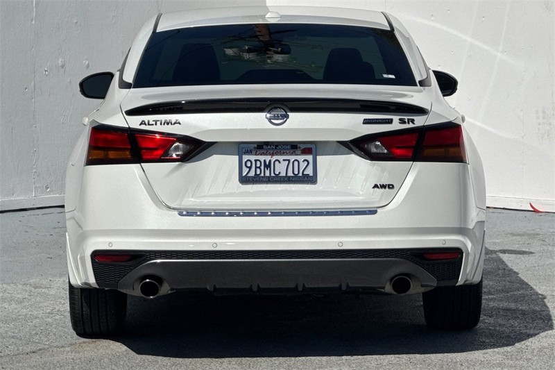 Nissan Altima Vehicle Full-screen Gallery Image 05