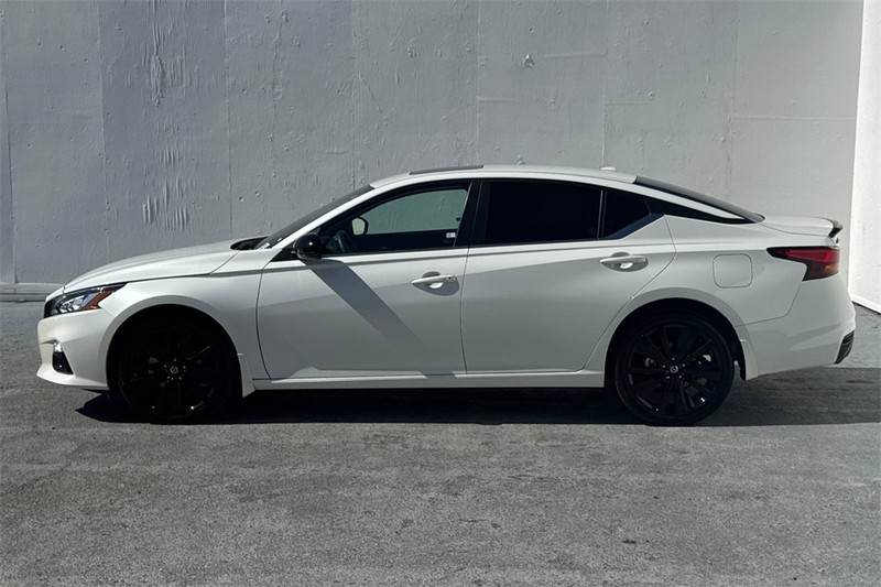 Nissan Altima Vehicle Full-screen Gallery Image 07