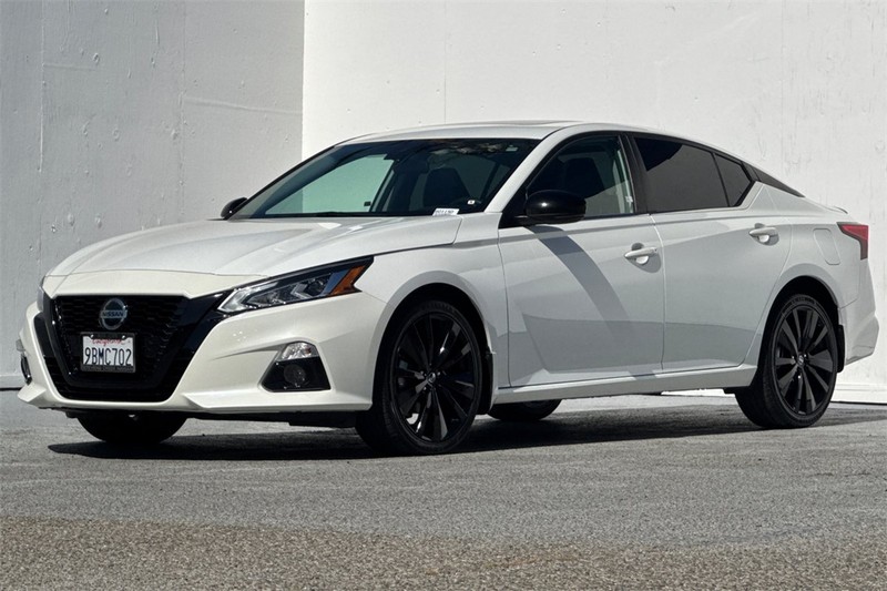 Nissan Altima Vehicle Full-screen Gallery Image 08