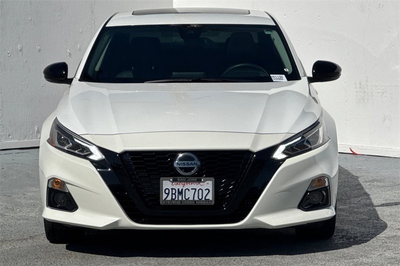 Nissan Altima Vehicle Full-screen Gallery Image 09
