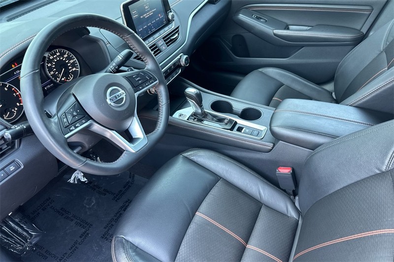 Nissan Altima Vehicle Full-screen Gallery Image 10