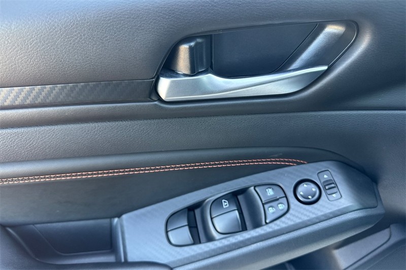 Nissan Altima Vehicle Full-screen Gallery Image 11