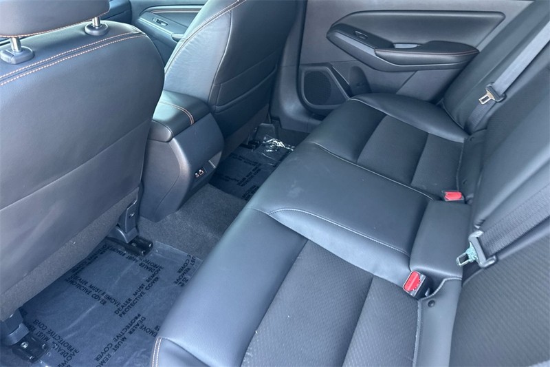 Nissan Altima Vehicle Full-screen Gallery Image 12