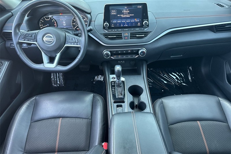 Nissan Altima Vehicle Full-screen Gallery Image 13