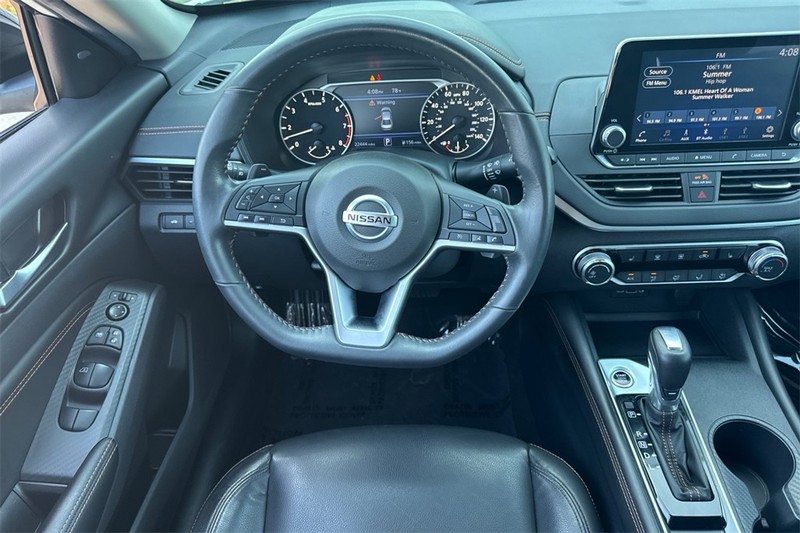 Nissan Altima Vehicle Full-screen Gallery Image 14