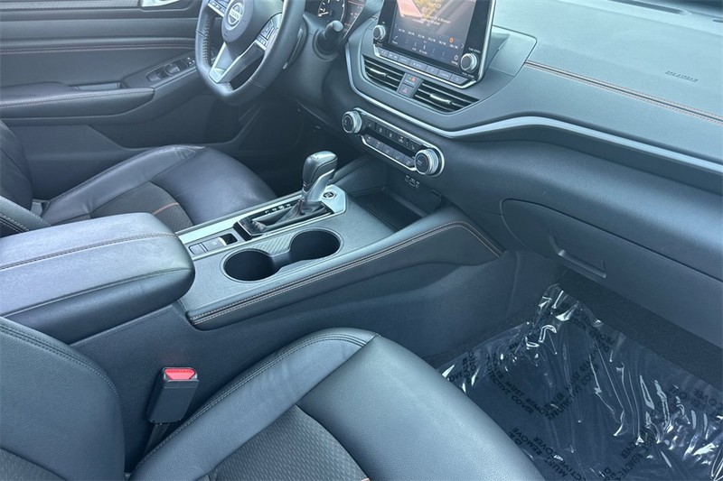 Nissan Altima Vehicle Full-screen Gallery Image 15
