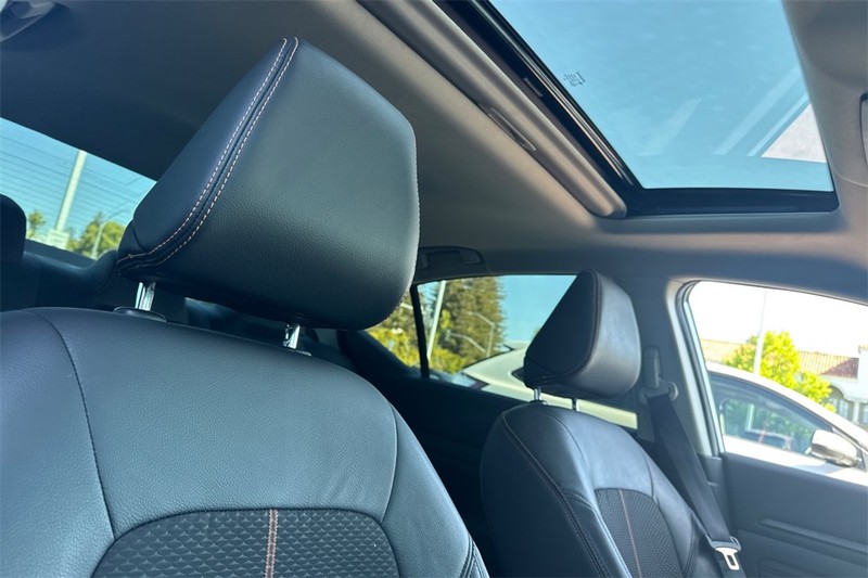Nissan Altima Vehicle Full-screen Gallery Image 16