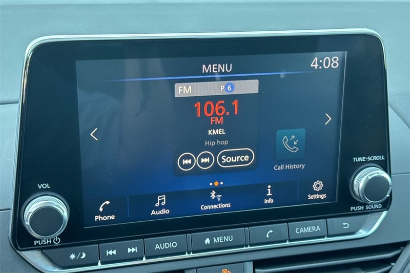 Nissan Altima Vehicle Full-screen Gallery Image 17