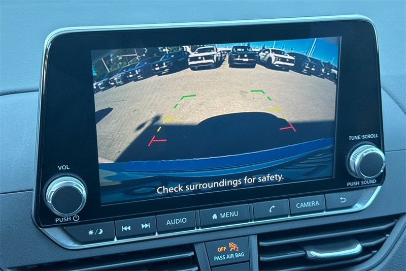 Nissan Altima Vehicle Full-screen Gallery Image 18