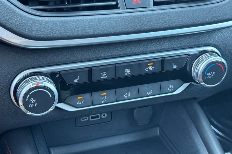 Nissan Altima Vehicle Full-screen Gallery Image 19