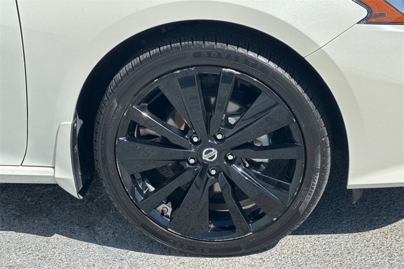 Nissan Altima Vehicle Full-screen Gallery Image 25