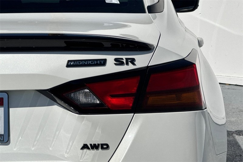 Nissan Altima Vehicle Full-screen Gallery Image 26