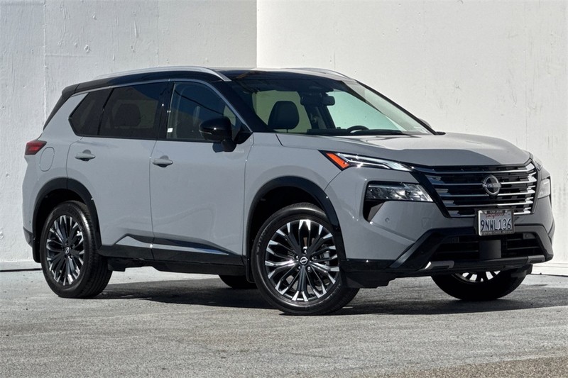 Nissan Rogue Vehicle Full-screen Gallery Image 02