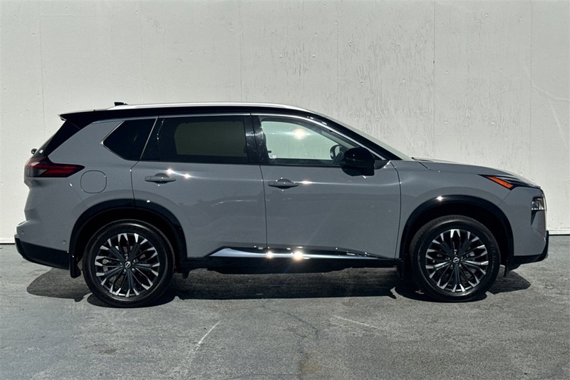 Nissan Rogue Vehicle Full-screen Gallery Image 03