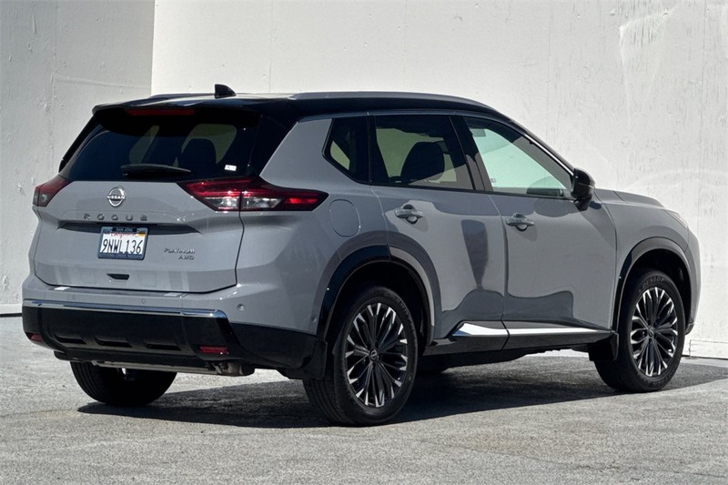 Nissan Rogue Vehicle Full-screen Gallery Image 04