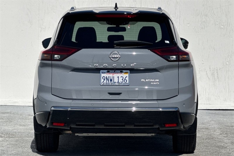 Nissan Rogue Vehicle Full-screen Gallery Image 05