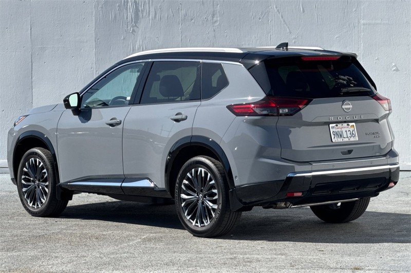 Nissan Rogue Vehicle Full-screen Gallery Image 06