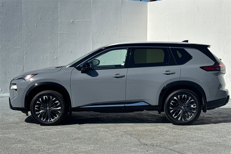 Nissan Rogue Vehicle Full-screen Gallery Image 07