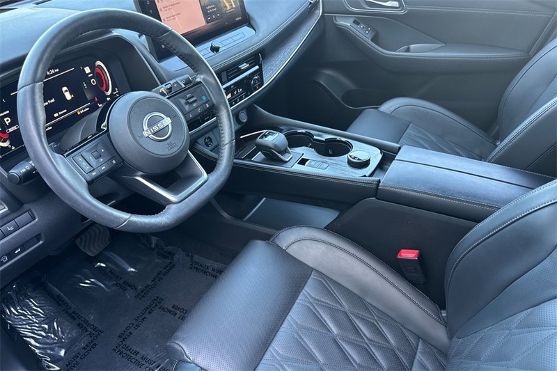 Nissan Rogue Vehicle Full-screen Gallery Image 10